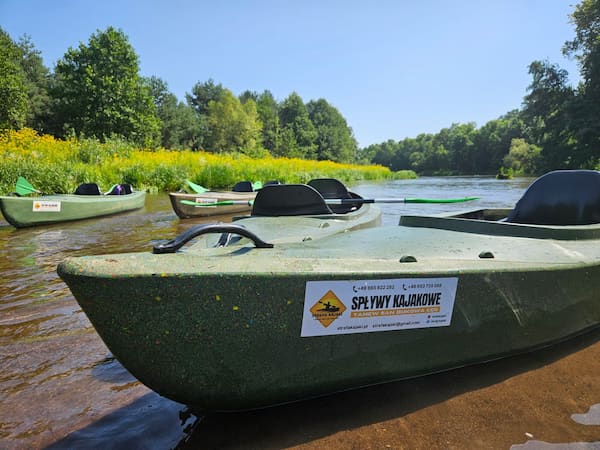 Trzy kajaki na płytkiej rzece Tanew