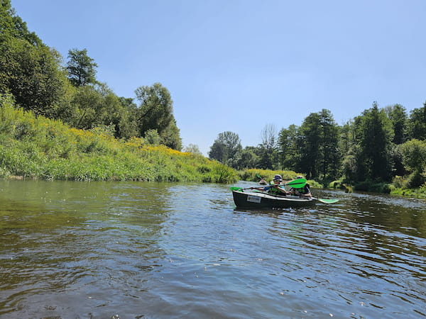 Spływ kajakowy po rzece Tanew w tle brzegi pełne drzew